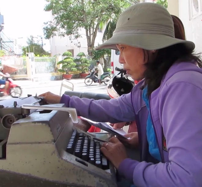 Những “lệ riêng” của người phụ nữ 30 năm cọc cạch gõ chữ bên bờ biển Nha Trang