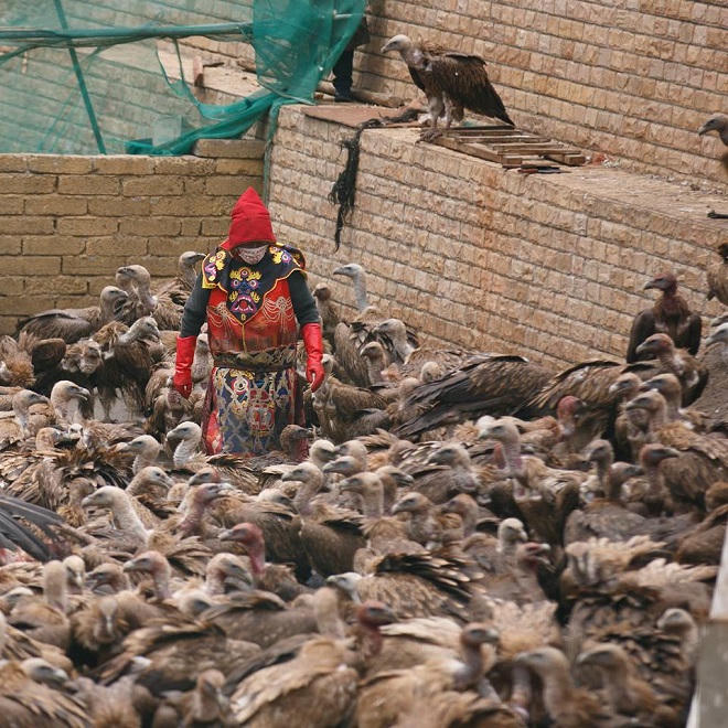 Rùng rợn với nghi lễ an táng người chết ở Tây Tạng