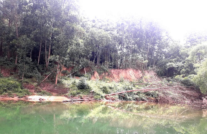 Thừa Thiên – Huế: Dân đóng cọc tre ngăn doanh nghiệp “rút ruột” sông Bồ