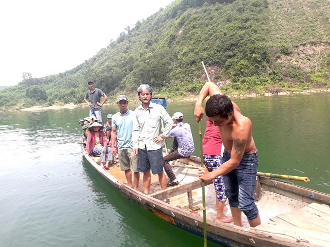 Thừa Thiên – Huế: Dân đóng cọc tre ngăn doanh nghiệp “rút ruột” sông Bồ