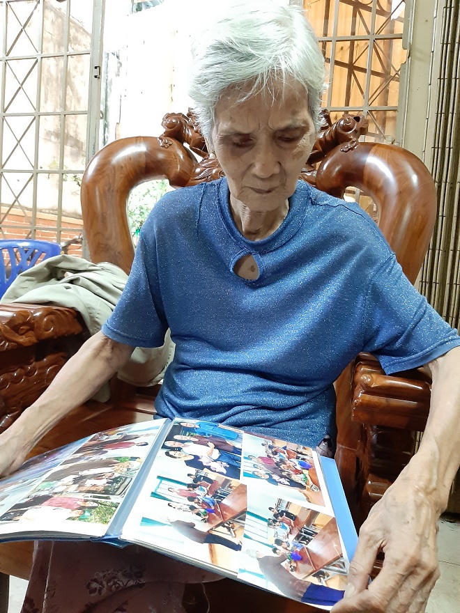 Dì Mười bán nhà mua gạo cứu trợ đồng bào lũ lụt