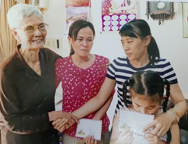 Dì Mười bán nhà mua gạo cứu trợ đồng bào lũ lụt