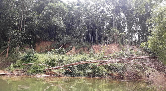 Diễn biến vụ dân đóng cọc tre ngăn DN “rút ruột” sông Bồ”: Đề xuất phạt 1,6 tỷ, tước giấy phép khai thác khoáng sản