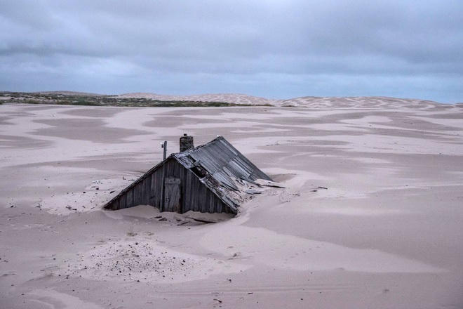 Ngôi làng bị những cơn gió cát xâm lấn