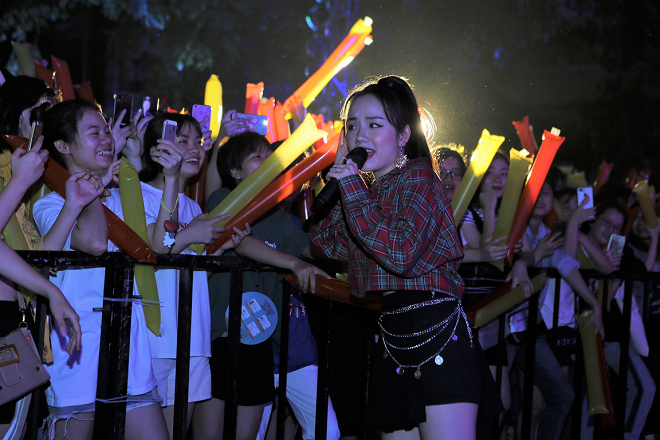 Hàng chục ngàn Teen Hà Thành “quẩy tung” đêm nhạc Phố Hàng Nóng