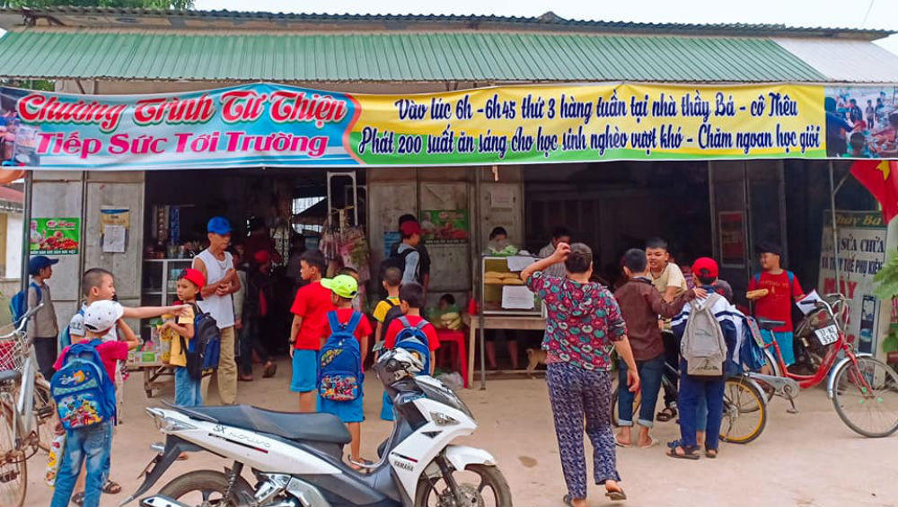 Vợ chồng thầy giáo nấu cơm miễn phí cho học trò vùng cao