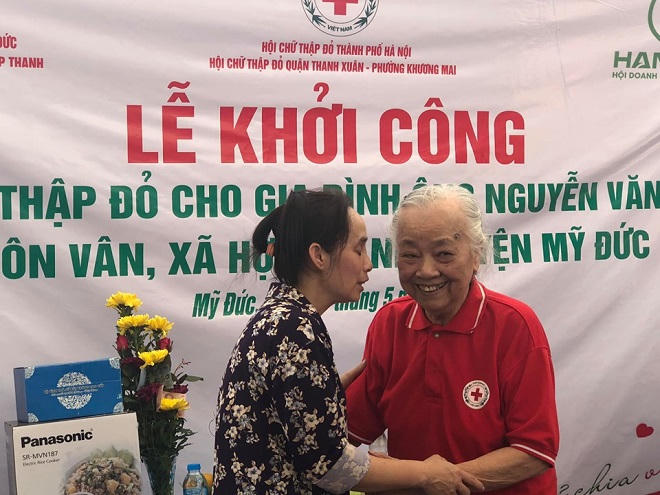 Bác sĩ bỏ tiền túi khám bệnh cho mọi người 