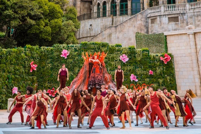 Cầu kỳ trang phục của nghệ sỹ Vũ hội Ánh Dương