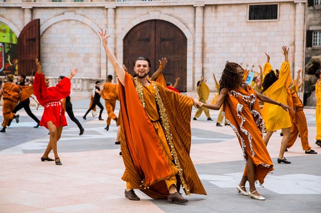 Cầu kỳ trang phục của nghệ sỹ Vũ hội Ánh Dương