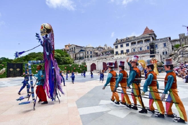 Cầu kỳ trang phục của nghệ sỹ Vũ hội Ánh Dương