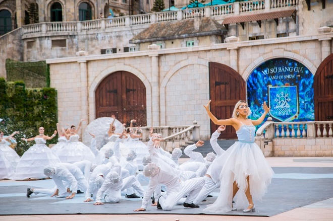 Cầu kỳ trang phục của nghệ sỹ Vũ hội Ánh Dương