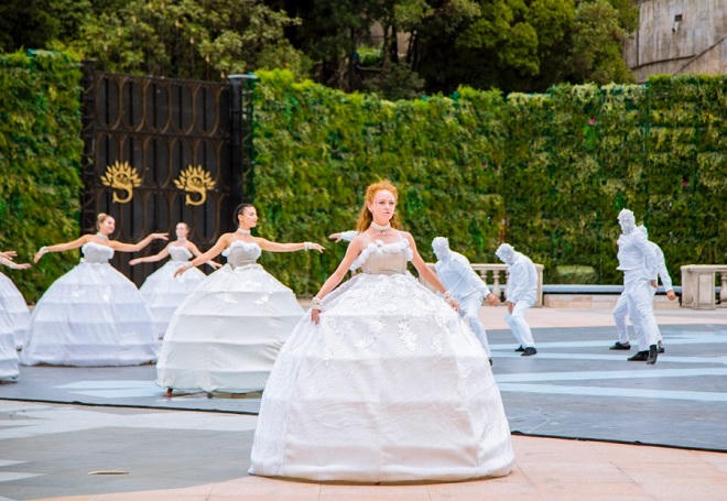 Cầu kỳ trang phục của nghệ sỹ Vũ hội Ánh Dương