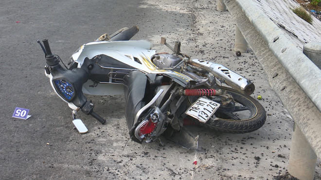 Ô tô cố luồn lách khiến 1 phụ nữ đi xe máy tử vong