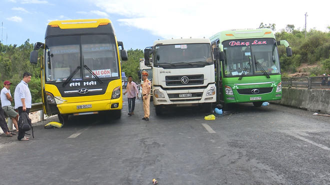 Ô tô cố luồn lách khiến 1 phụ nữ đi xe máy tử vong