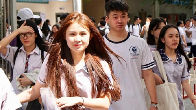 Kết thúc môn thi đầu tiên, nhiều thí sinh phấn khởi, tự tin rời phòng thi