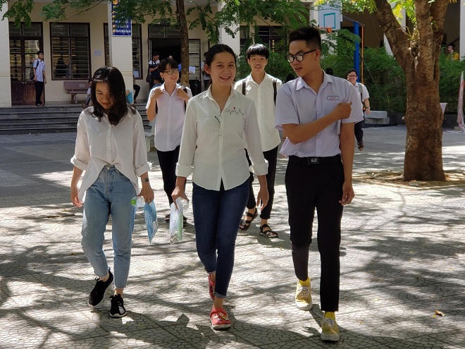 Kết thúc môn thi đầu tiên, nhiều thí sinh phấn khởi, tự tin rời phòng thi