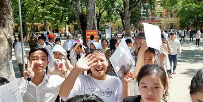 Kết thúc môn thi đầu tiên, nhiều thí sinh phấn khởi, tự tin rời phòng thi