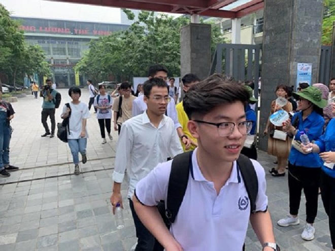 Kết thúc môn thi đầu tiên, nhiều thí sinh phấn khởi, tự tin rời phòng thi