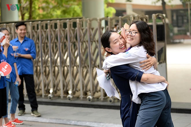 Kết thúc môn thi đầu tiên, nhiều thí sinh phấn khởi, tự tin rời phòng thi