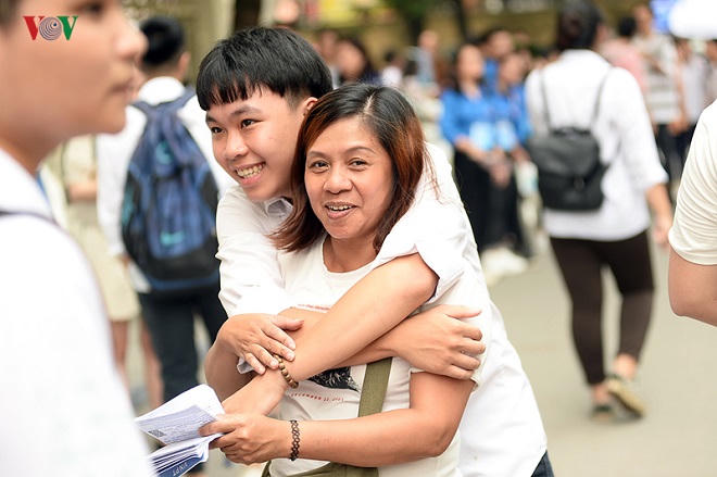 Kết thúc môn thi đầu tiên, nhiều thí sinh phấn khởi, tự tin rời phòng thi