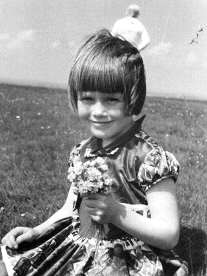 Giải mã bức ảnh 'người ngoài hành tinh' sau lưng bé gái