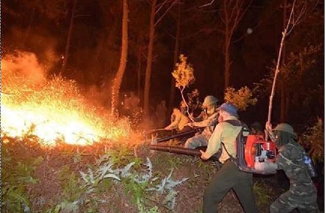 Quân khu 4 căng mình dập lửa, cứu rừng