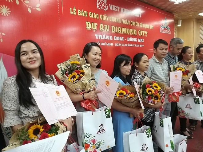 Việt Hưng Phát trao hàng trăm sổ hồng Dự án Diamond City