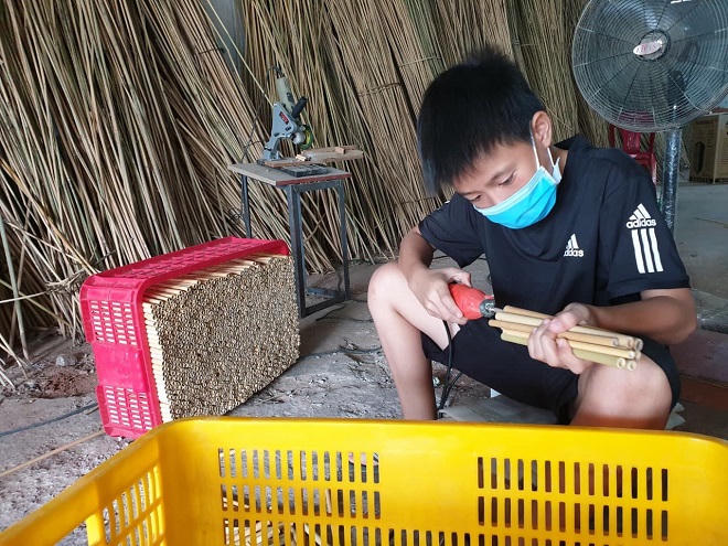 Chàng trai 8X kiếm tiền tỷ mỗi tháng từ ống hút tre