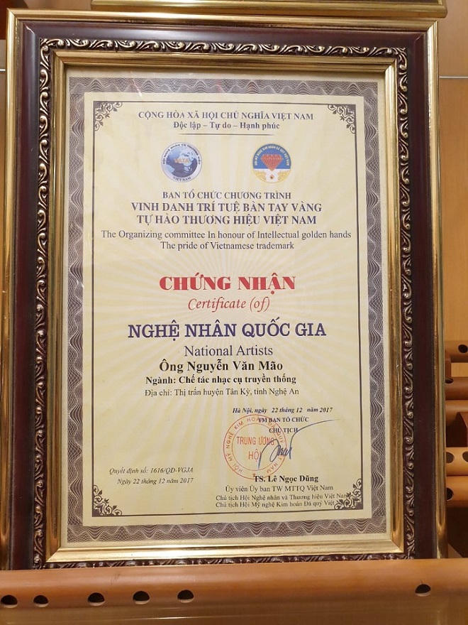 Chàng trai 8X kiếm tiền tỷ mỗi tháng từ ống hút tre