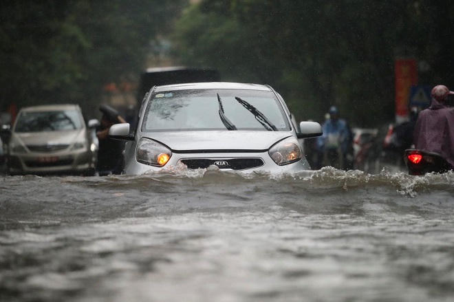 Đường Hà Nội dềnh nước như sông sau mưa lớn