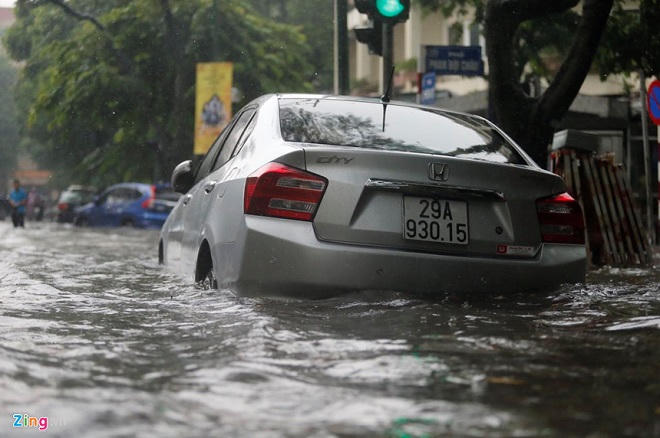 Đường Hà Nội dềnh nước như sông sau mưa lớn