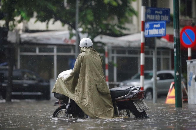 Đường Hà Nội dềnh nước như sông sau mưa lớn