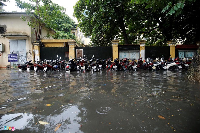 Đường Hà Nội dềnh nước như sông sau mưa lớn