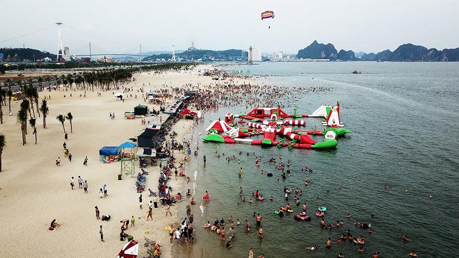 Bãi Cháy: Ngại đi 200m, khách du lịch biến đường ven biển thành bãi đậu xe