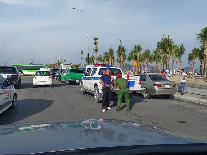 Bãi Cháy: Ngại đi 200m, khách du lịch biến đường ven biển thành bãi đậu xe