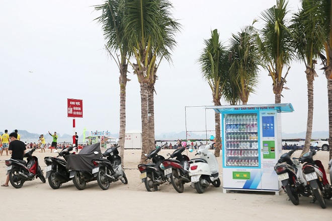 Bãi Cháy: Ngại đi 200m, khách du lịch biến đường ven biển thành bãi đậu xe