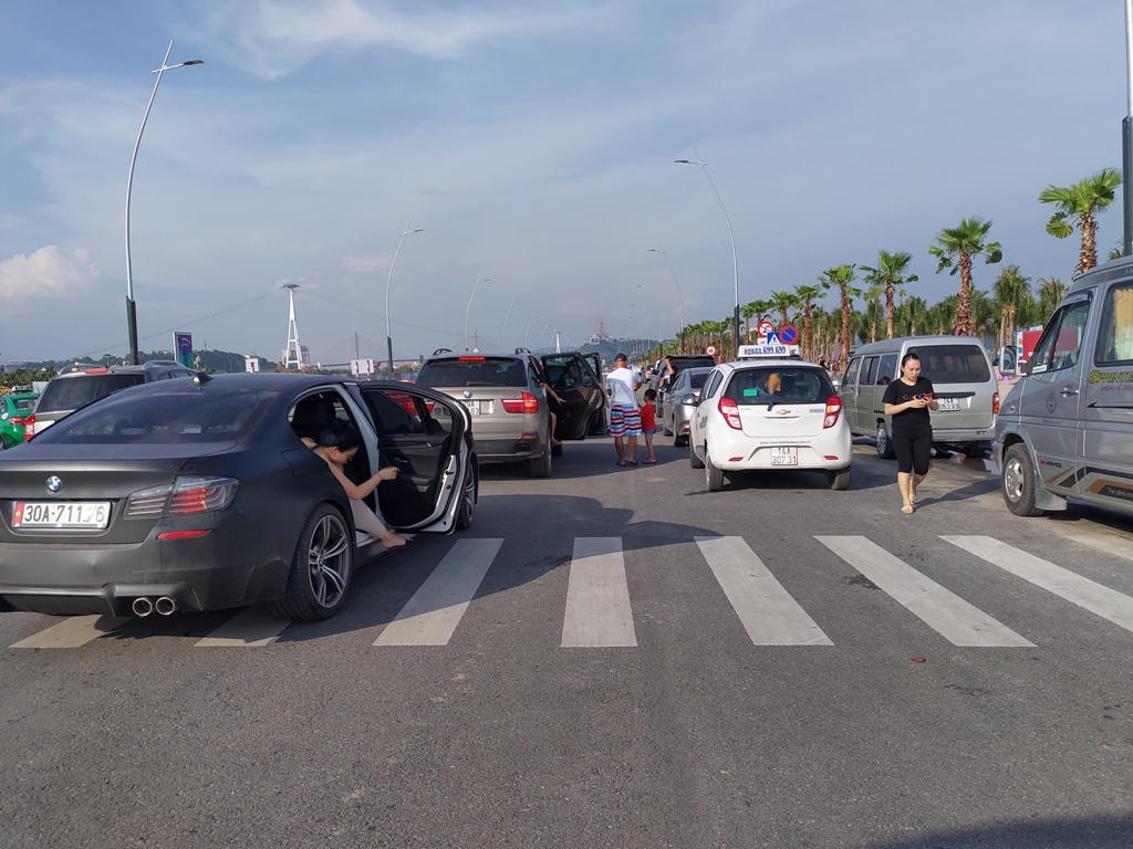 Bãi Cháy: Ngại đi 200m, khách du lịch biến đường ven biển thành bãi đậu xe
