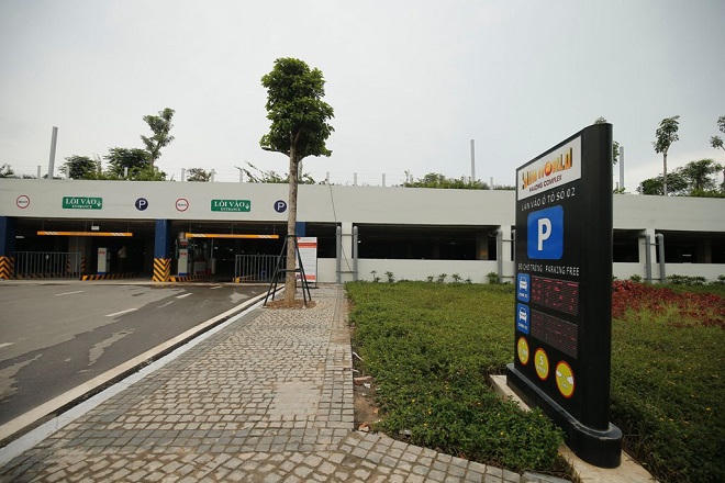 Bãi Cháy: Ngại đi 200m, khách du lịch biến đường ven biển thành bãi đậu xe