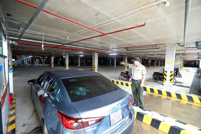 Bãi Cháy: Ngại đi 200m, khách du lịch biến đường ven biển thành bãi đậu xe