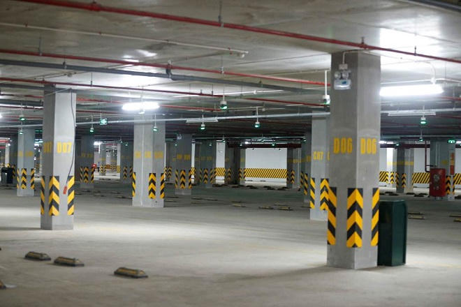 Bãi Cháy: Ngại đi 200m, khách du lịch biến đường ven biển thành bãi đậu xe