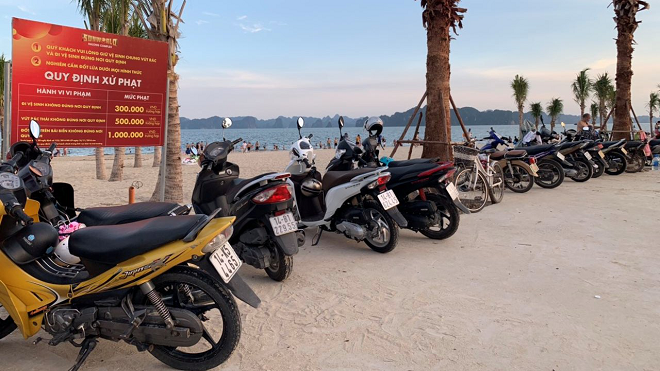 Bãi Cháy: Ngại đi 200m, khách du lịch biến đường ven biển thành bãi đậu xe