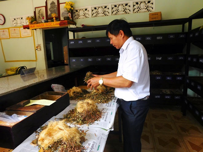 Những lương y chữa bệnh bằng tâm giữa lòng phố biển