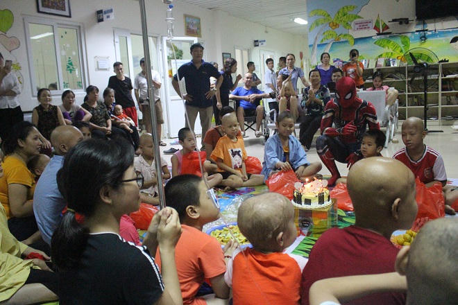 Siêu nhân nhện mang tiếng cười đến bệnh nhi ung thư