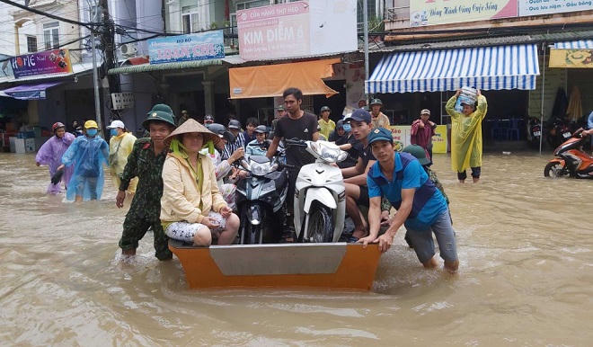 Phú Quốc ngập lịch sử, Tây Nguyên di dời dân khẩn cấp do mưa lũ