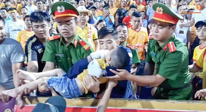 Chiến sỹ CSCĐ cho ngón tay vào miệng cứu bé trai: Hình ảnh đẹp tại sao chỉ trích?