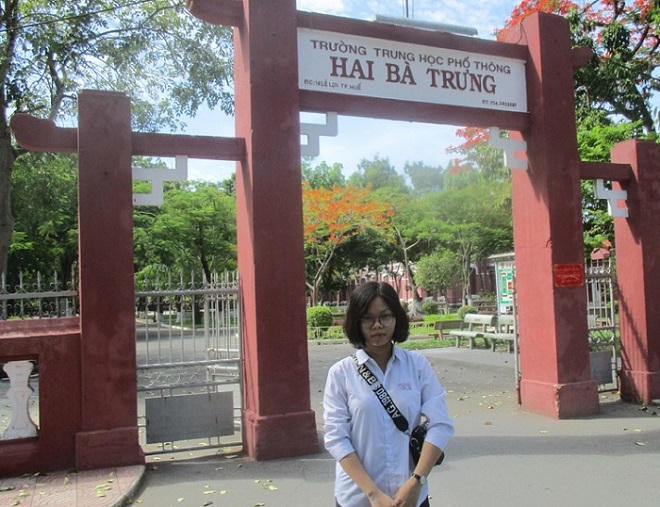 Nữ sinh cặm cụi xâu vòng kiếm 15 ngàn/ngày góp tiền nhập học