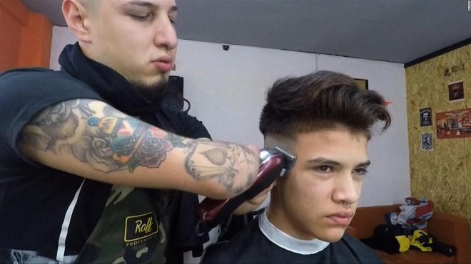 Tình người mới là phép màu với anh thợ không tay nhưng cắt tóc “siêu đỉnh”