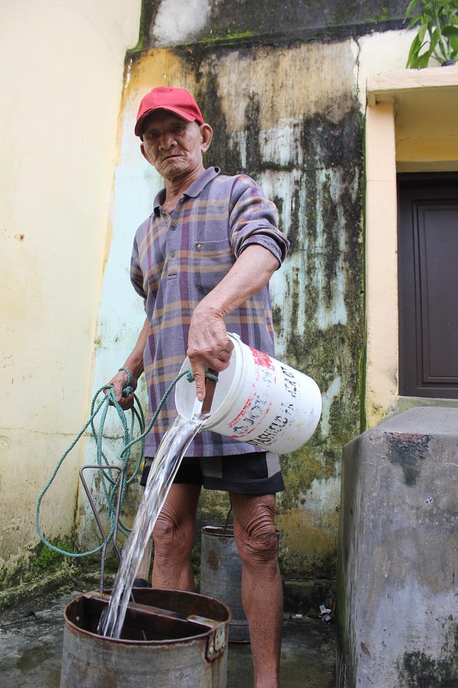 Buồn vui kỷ lục bán... nước lã mưu sinh