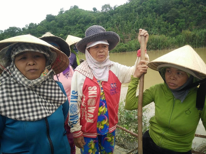 Ngụp lặn giữa dòng nước hộ đê cứu lúa