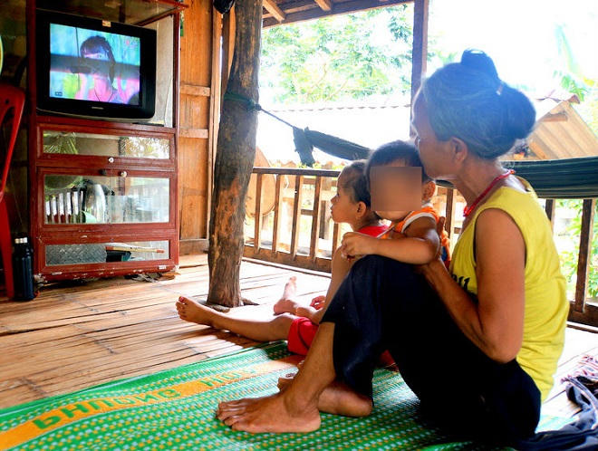 Hội chứng viêm da dày sừng bàn tay: “Món nợ” của ngành Y với Làng Rêu